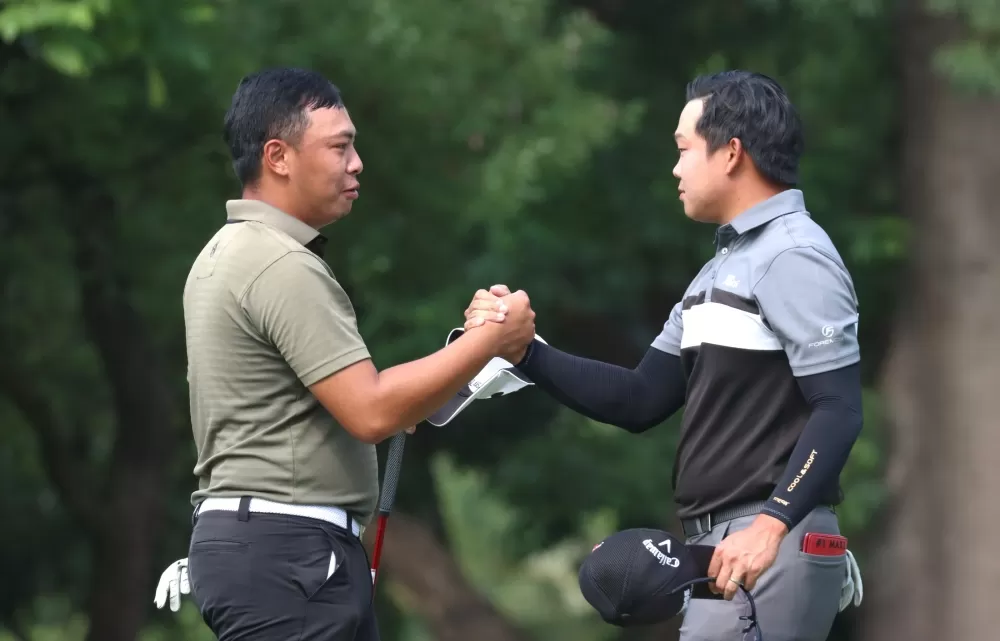 高雄公開賽李玠柏(右)和王偉祥兩人進行延長賽。