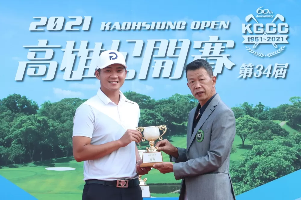 TPGA理事長陳榮興(右)頒業餘冠軍給洪昭鑫。
