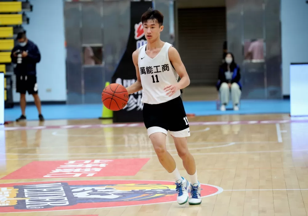 殷義証接獲親哥哥即前萬能「一哥」殷義傑訊息鼓勵後攻下15分、7 籃板、4助攻、3抄截。