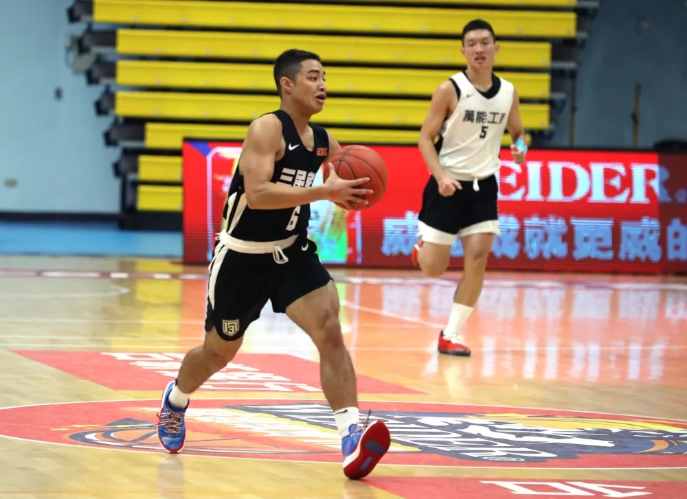 三民蔡俊霆12分、11籃板「雙十」外帶3抄截。大會提供。下同。