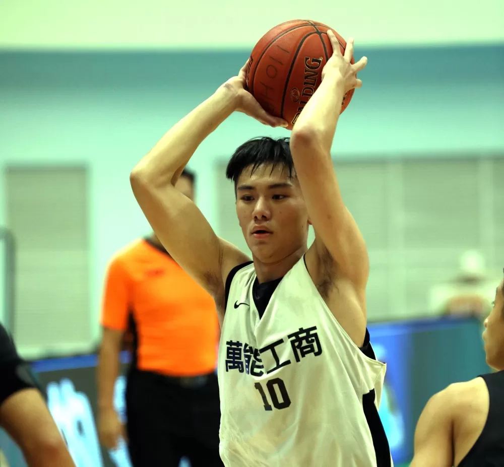 萬能蘇家暐15分、11籃板「雙十」。