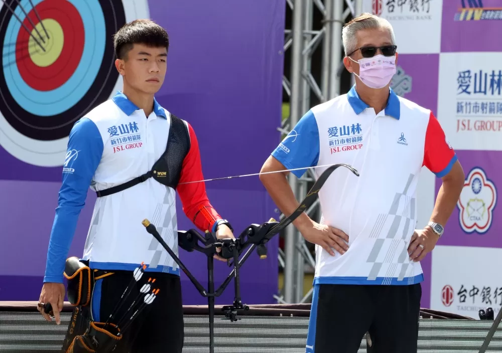 鄧宇成和新竹愛山林隊教練倪大智。中華企業射箭聯盟/提供。