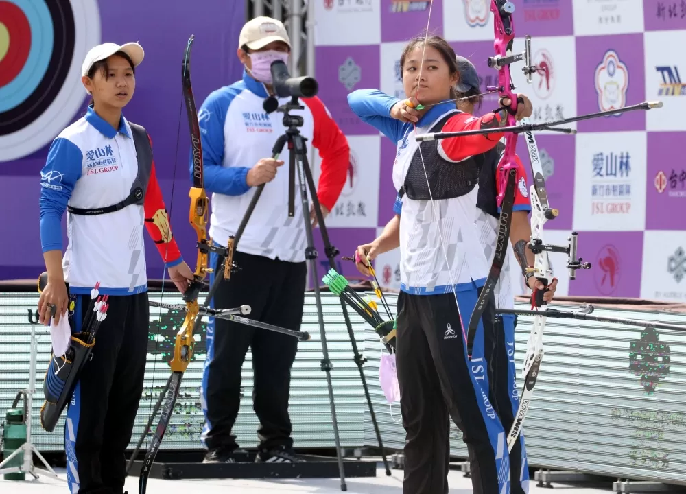 林詩嘉(前)在女單和女團都獲勝。中華企業射箭聯盟/提供。
