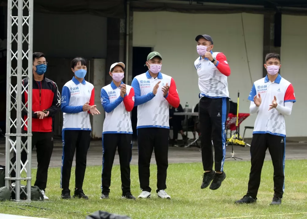 拿下至尊盟主賽G1,新竹愛山林隊超興奮。中華企業射箭聯盟/提供。