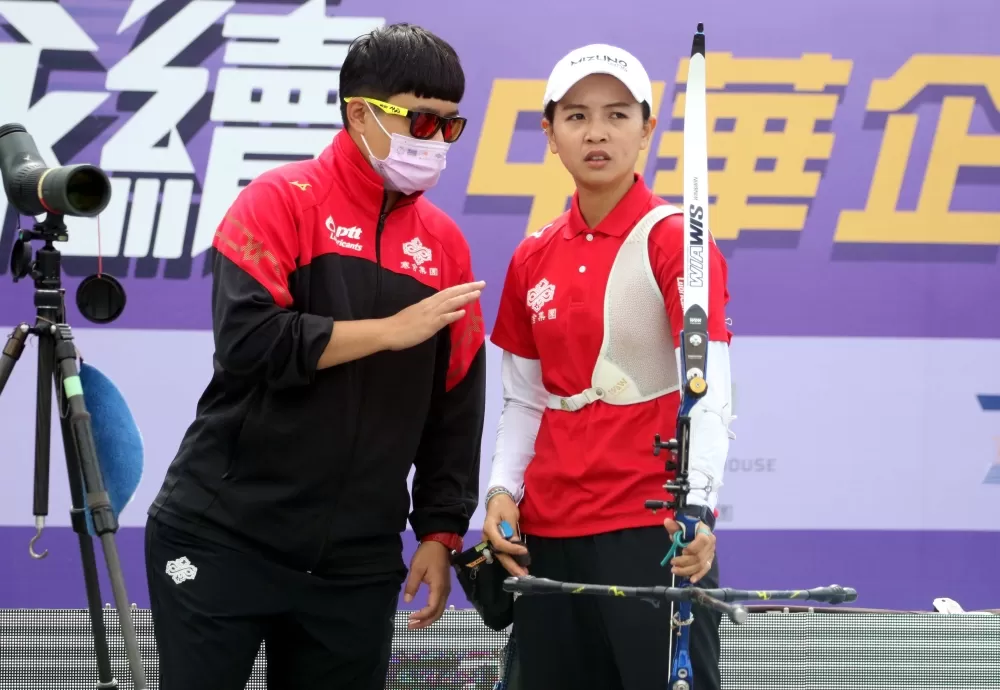 寒舍林佳恩和教練袁叔琪。中華企業射箭聯盟/提供。