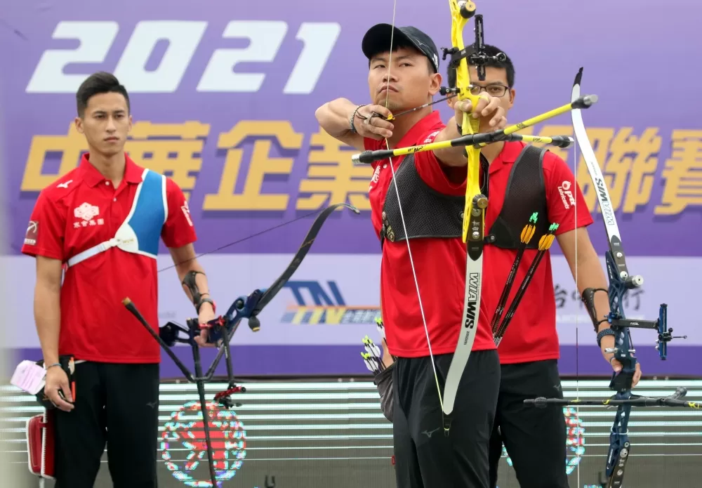 魏均珩(前)和余冠燐(左)都因防疫規定,21天沒練箭。中華企業射箭聯盟/提供。