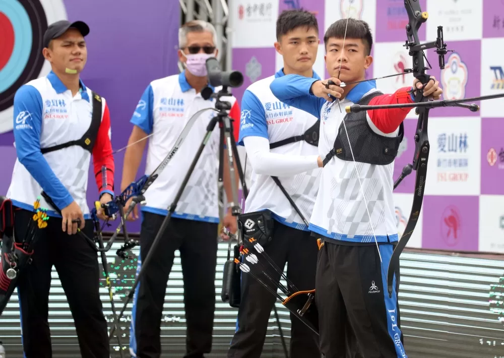愛山林男團和教練倪大智。中華企業射箭聯盟/提供。