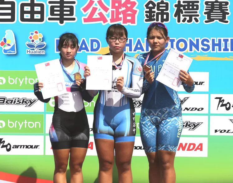 女子青年組由陳婕翎(中)封后、李采蓉(右)第二名以及李雅熏(左)第三名。