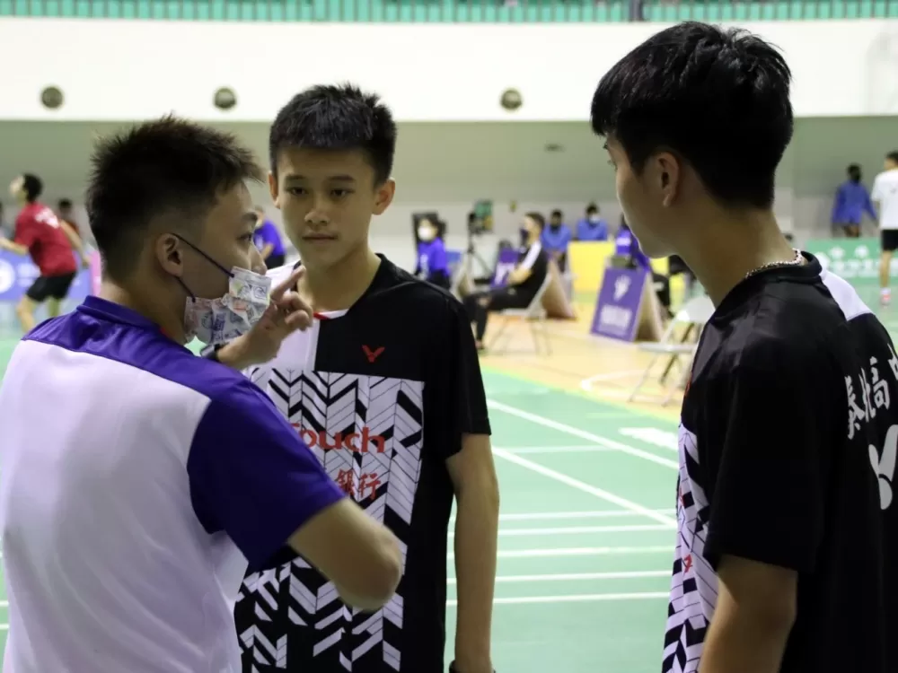 泰北高中教練 林家翾(左)鼓勵選手們全力以赴,取得佳績。