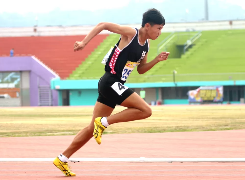 梧棲國中「小熊」熊晨佑（前）飆破高懸10年紀錄。林嘉欣／攝影。