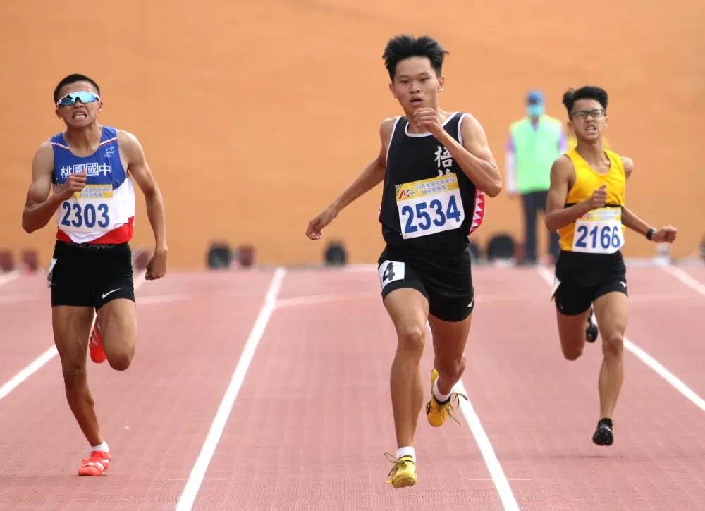 梧棲國中「小熊」熊晨佑（前）飆破高懸10年紀錄。林嘉欣／攝影。