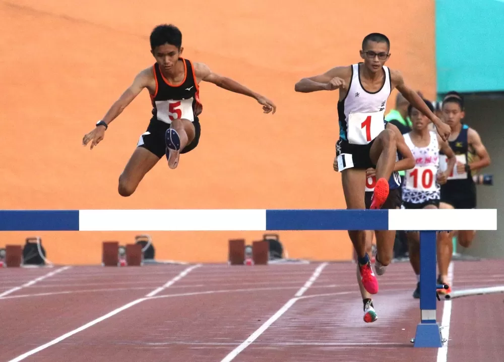 國男2000公尺障礙賽,高市岡山國中李祐宸(左)6:30.60封王。林嘉欣/攝影。