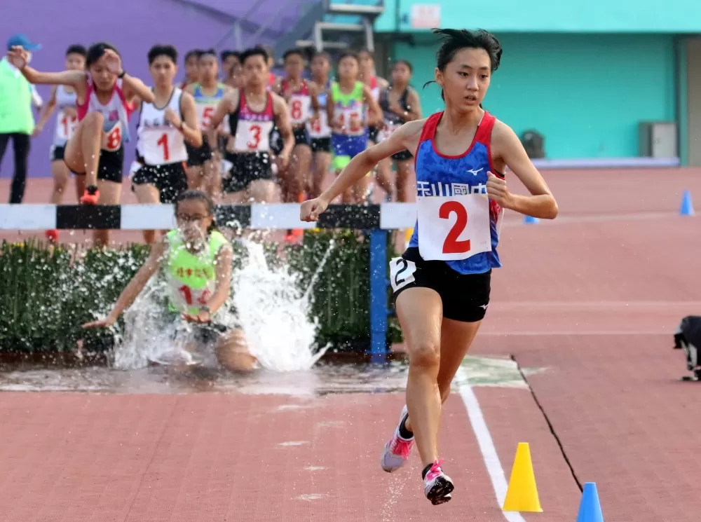國女2000公尺障礙賽,嘉市玉山國中朱婕瑀(前)7:46.73封后。林嘉欣/攝影。