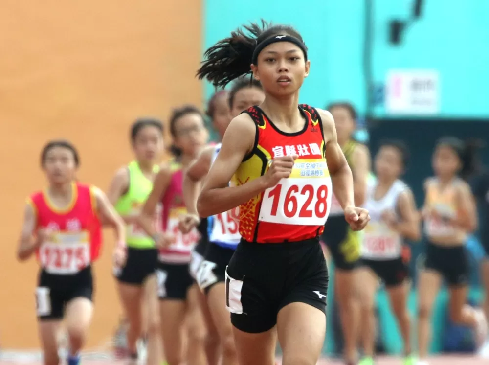 國女1500公尺宜縣壯圍國中陳潔安(前)4:45.40奪金。