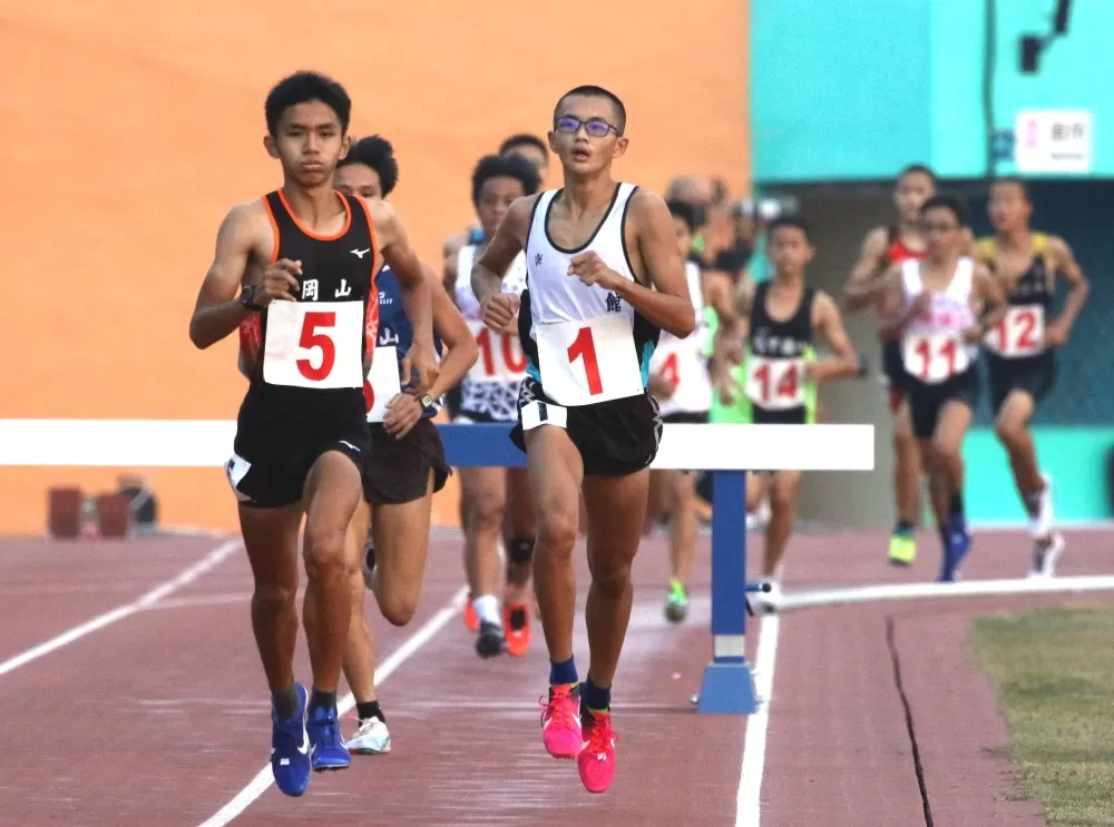 國男組高市岡山國中李祐宸(左)6:30.60奪金。林嘉欣/攝影。