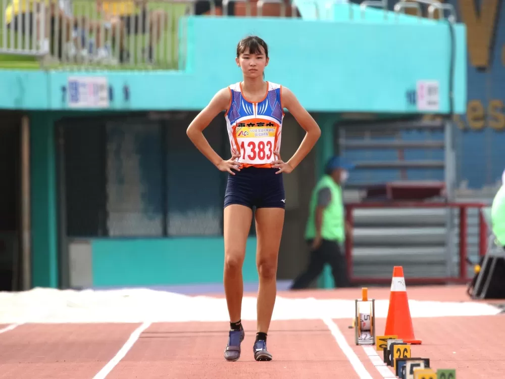 身高172公分的惠文高中國中部林俞均,在國女組跳遠封后。林嘉欣/攝影。