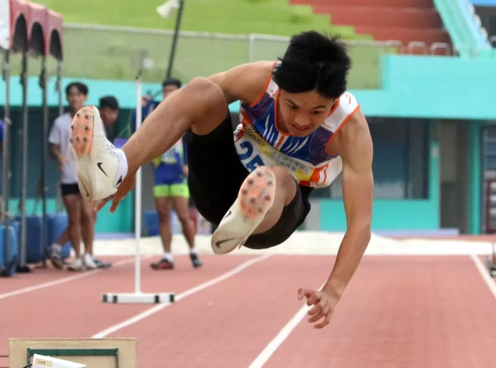先天性氣喘的「平哥」王平,勇奪全中錦國男跳遠金牌。林嘉欣/攝影。