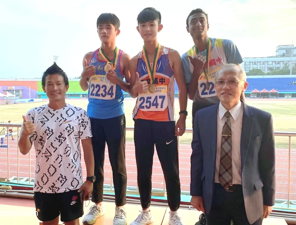 先天性氣喘的「平哥」王平(右二),勇奪全中錦國男跳遠金牌。蔡欣憲/提供。