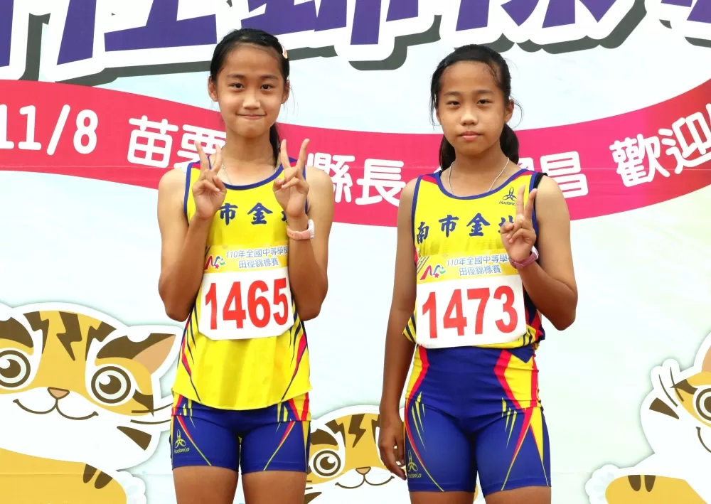 台南市金城國中雙胞胎姐妹林芮慈(右)和林芮筠個性大不同。林嘉欣/攝影。