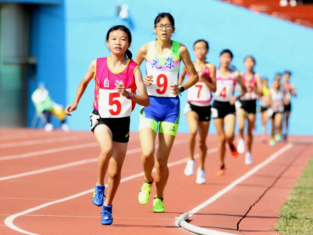 國女3000公尺計時決賽,竹縣自強國中刁筱唯(前)創紀錄奪金。林嘉欣/攝影。