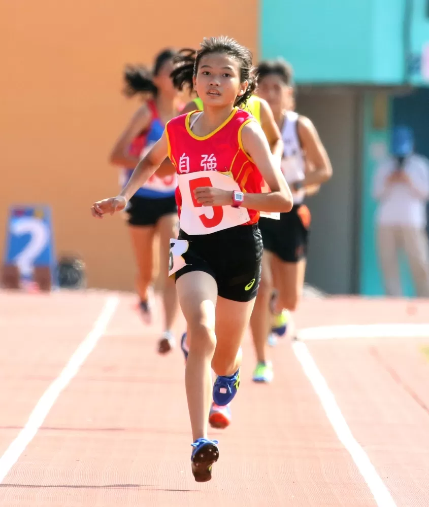 國女3000公尺計時決賽,竹縣自強國中刁筱唯(前)創紀錄奪金。林嘉欣/攝影。