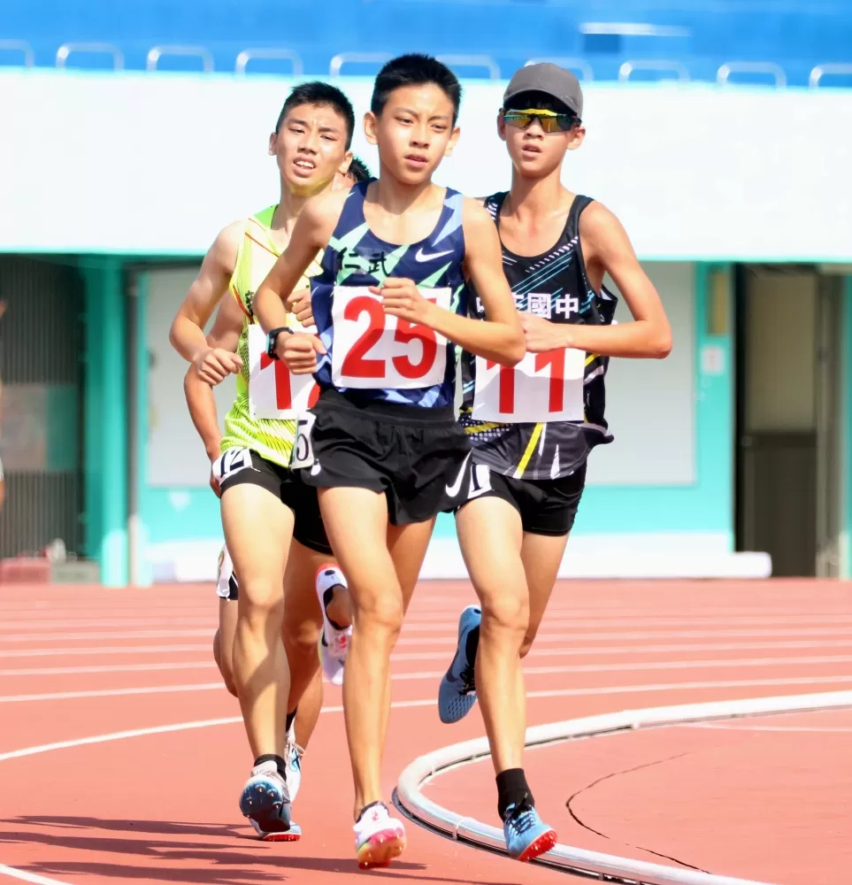 14歲的簡子傑(前)打破高懸22年的U18全國紀錄。林嘉欣/攝影。