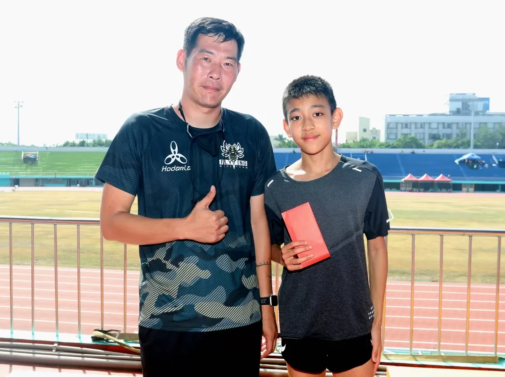 威達運動董事長陳鴻傑頒立即獎1萬元給簡子傑。林嘉欣/攝影。