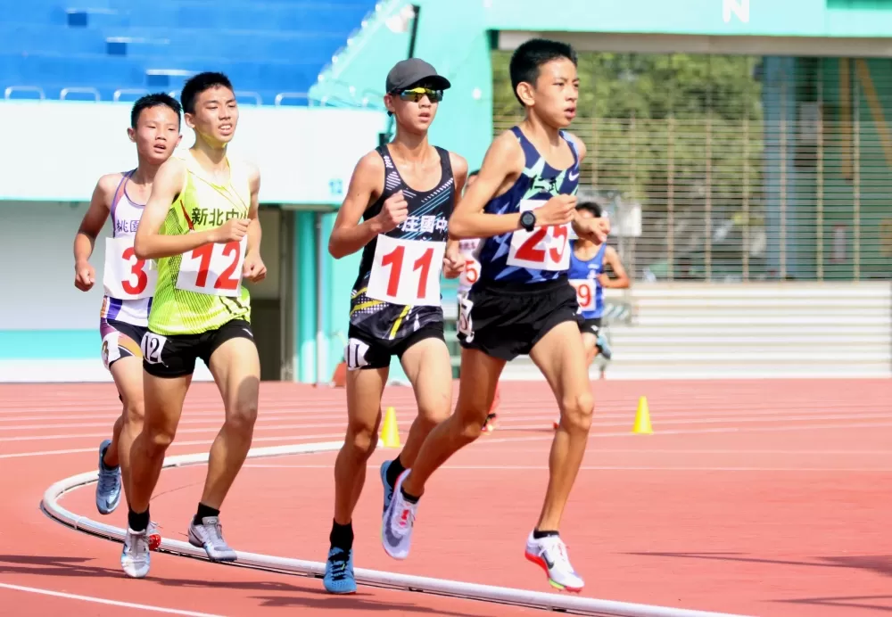 14歲的簡子傑(前)打破高懸22年的U18全國紀錄。林嘉欣/攝影。