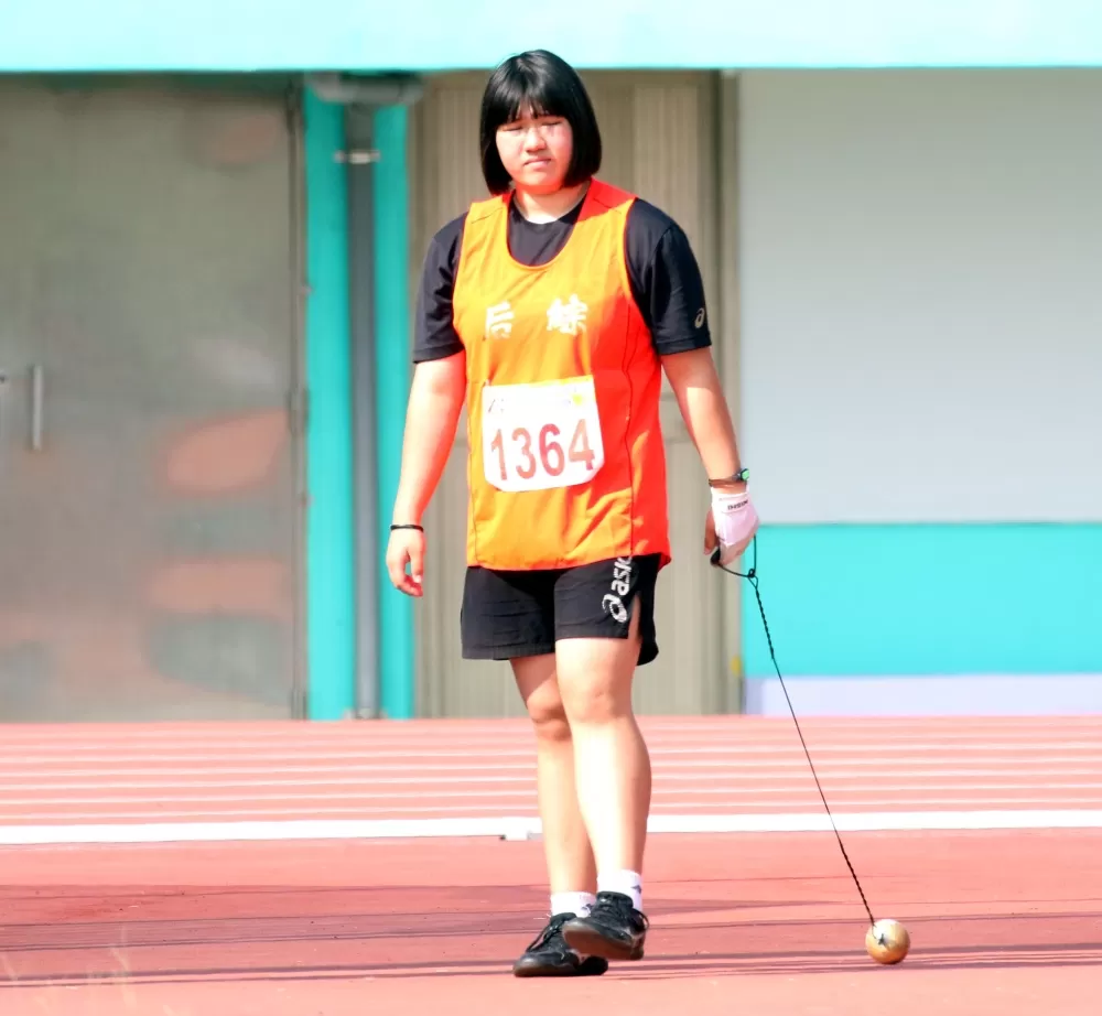 后綜高中國三的張詠閑在國女鏈球破大會。林嘉欣/攝影。