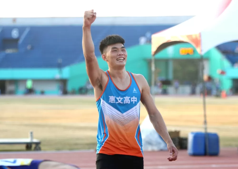 惠文高中林琮憲5.20奪金、躍U20歷年第二傑開心振臂。林嘉欣/攝影。