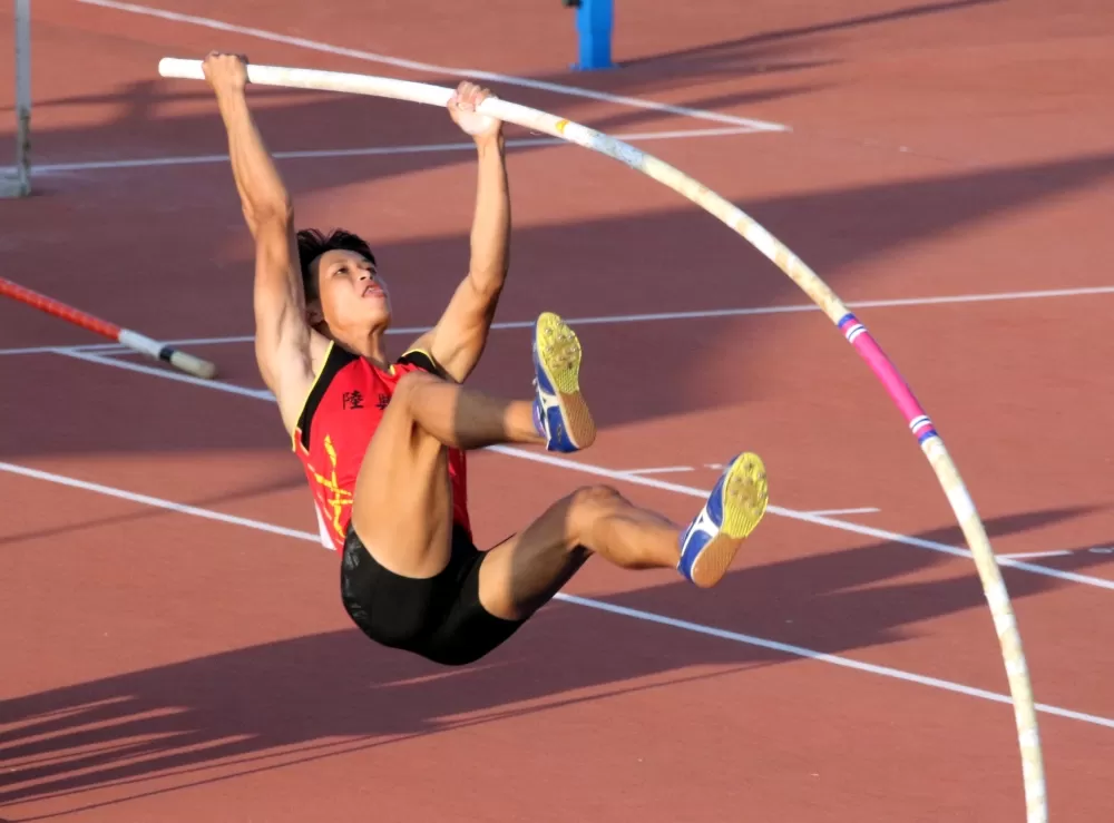 屏縣陸興高中黃正琦4.96得銀也破大會。林嘉欣/攝影。