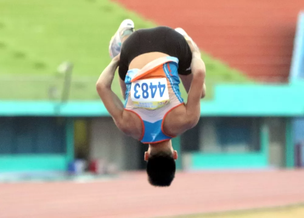 惠文高中林琮憲5.20奪金躍U20歷年第二傑,開心後空翻。林嘉欣/攝影。