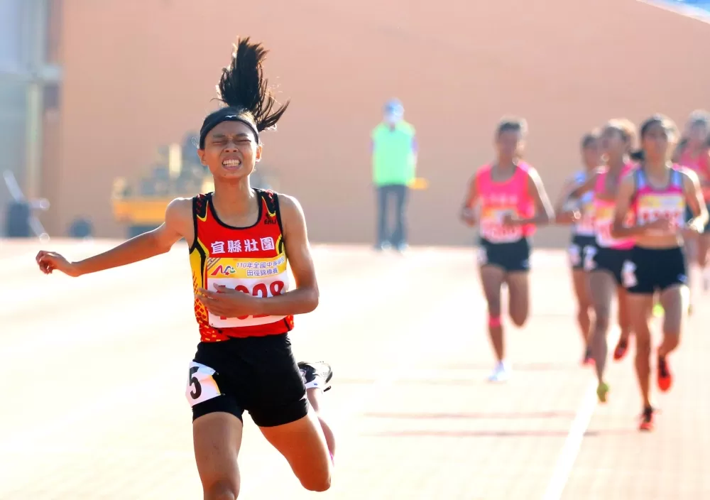 陳潔安(前)包辦全中錦國女800、1500公尺雙料冠軍。林嘉欣/攝影。