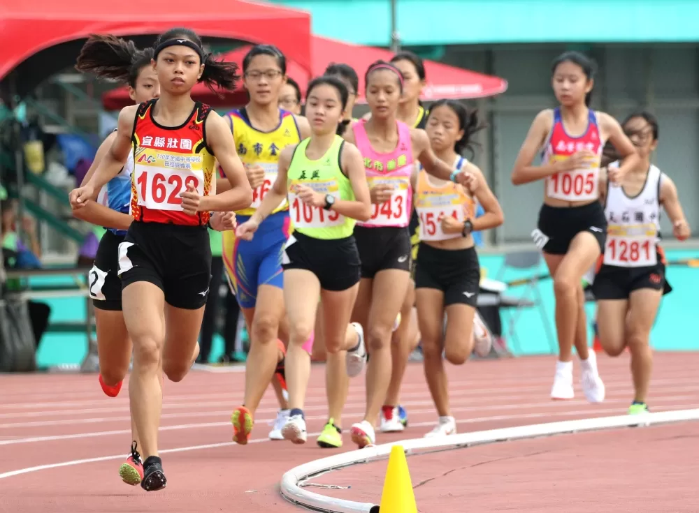 陳潔安(前)包辦全中錦國女800、1500公尺雙料冠軍。林嘉欣/攝影。