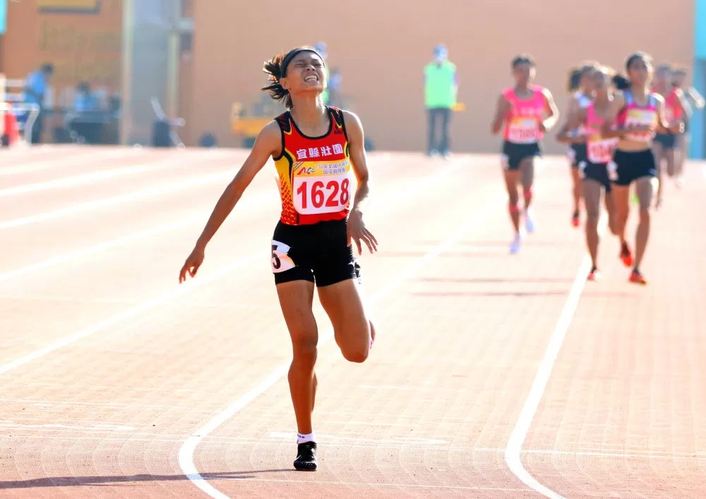 陳潔安(前)包辦全中錦國女800、1500公尺雙料冠軍。林嘉欣/攝影。