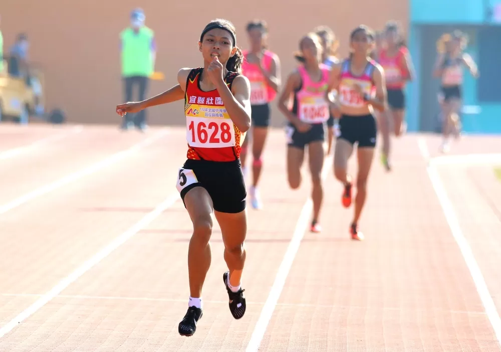 陳潔安(前)包辦全中錦國女800、1500公尺雙料冠軍。林嘉欣/攝影。