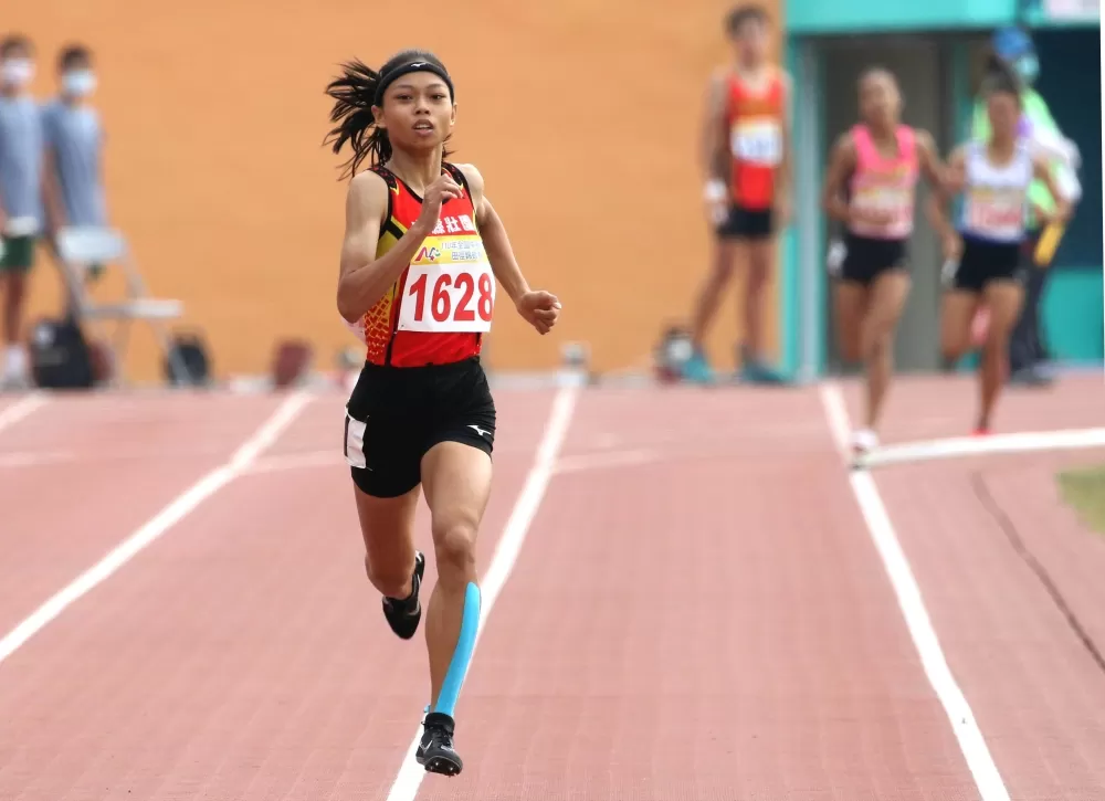 陳潔安(前)包辦全中錦國女800、1500公尺雙料冠軍。林嘉欣/攝影。
