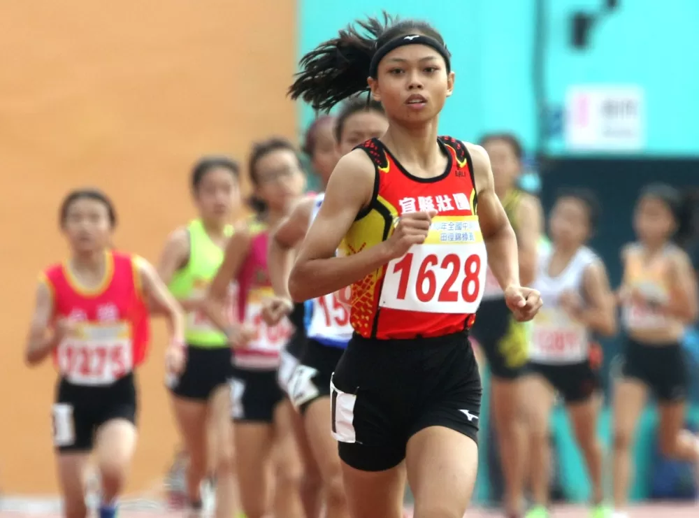 陳潔安(前)包辦全中錦國女800、1500公尺雙料冠軍。林嘉欣/攝影。