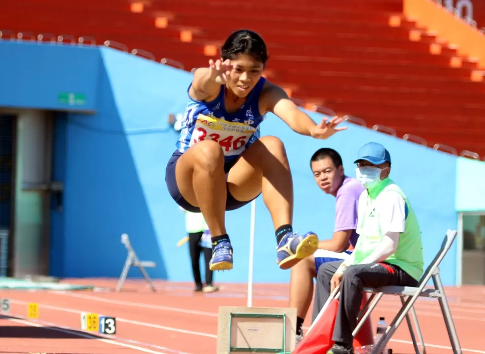 陳心卉在三級跳遠以12公尺21達標亞青少。林嘉欣/攝影。