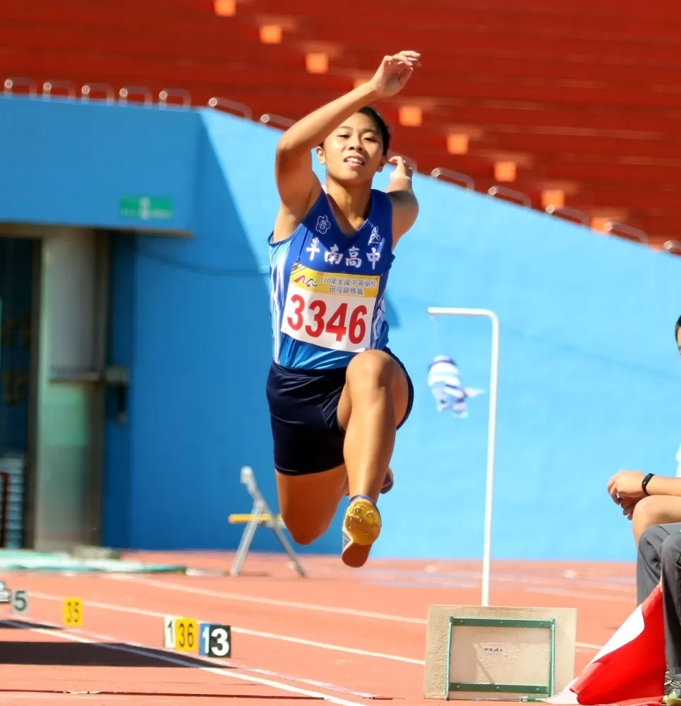 陳心卉在三級跳遠以12公尺21達標亞青少。林嘉欣/攝影。