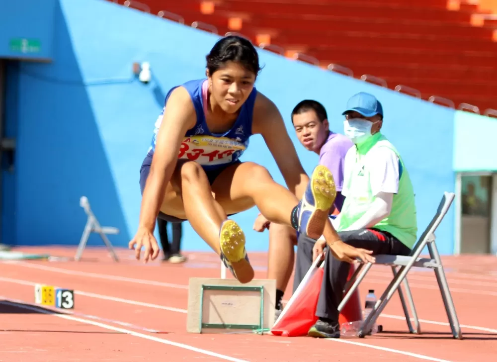 陳心卉在三級跳遠以12公尺21達標亞青少。林嘉欣/攝影。