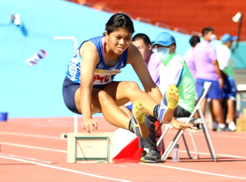 陳心卉在三級跳遠以12公尺21達標亞青少。林嘉欣/攝影。