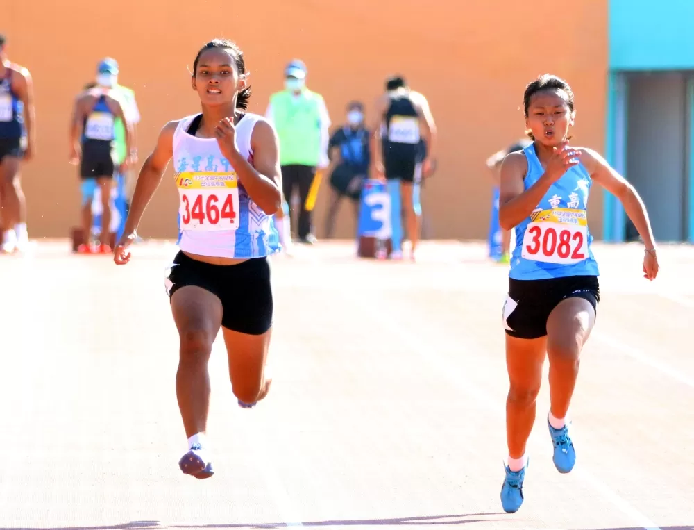 花縣海星高中田采玄(左)以12.26封后。林嘉欣/攝影。