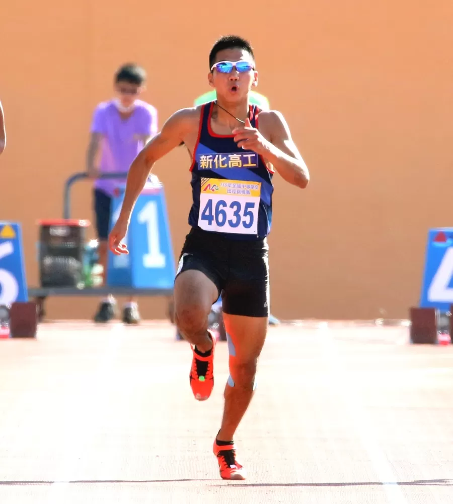 魏浩倫在高男百公尺奪金。林嘉欣/攝影。