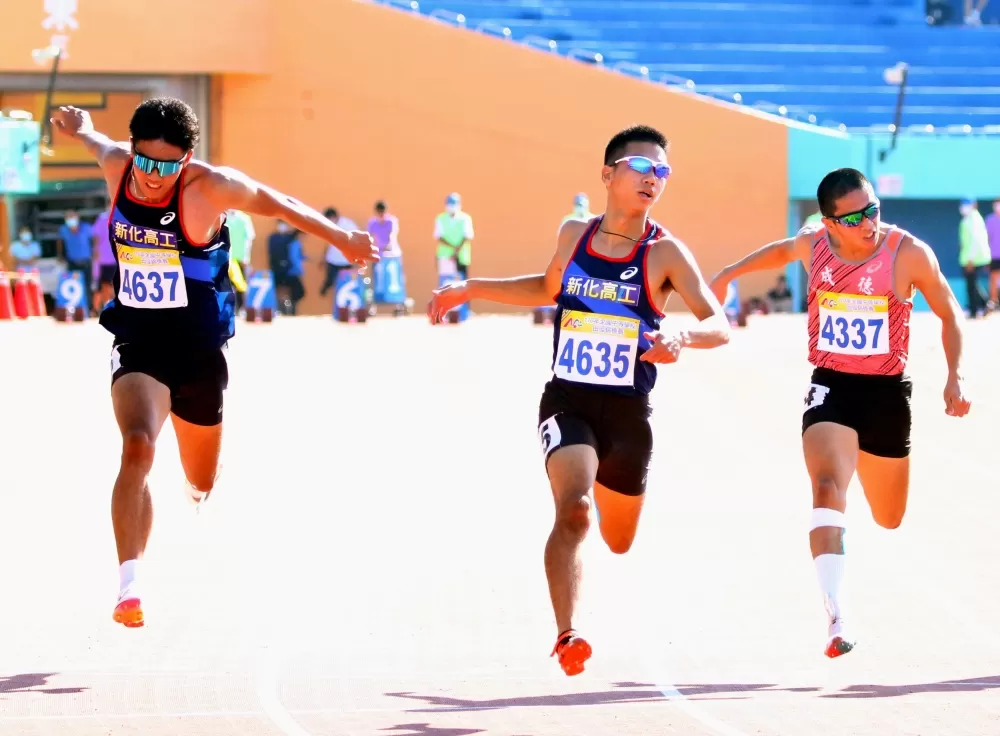 魏浩倫(中)和188的隊友曾楗祐(左),在高男百公尺金包銅。林嘉欣/攝影。