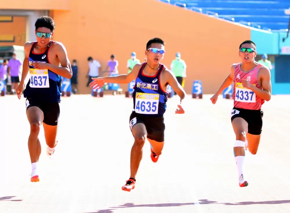 魏浩倫(中)和188的隊友曾楗祐(左),在高男百公尺金包銅。林嘉欣/攝影。