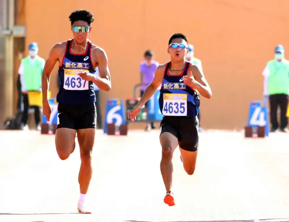 魏浩倫(右)和188的隊友曾楗祐(左),在高男百公尺金包銅。林嘉欣/攝影。