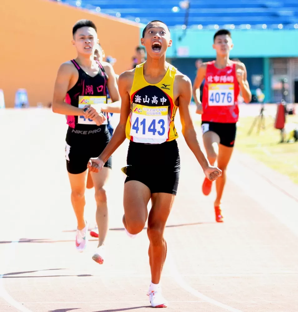 海山高中林祐安(前)爆冷稱王後嗨到不行。林嘉欣/攝影。