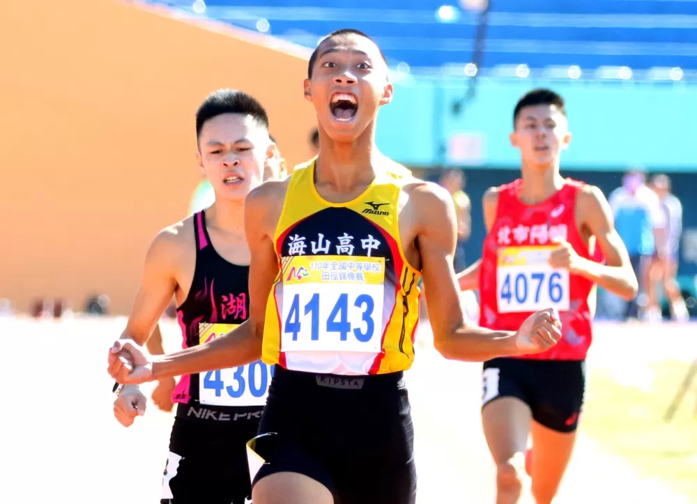 海山高中林祐安(前)爆冷稱王後嗨到不行。林嘉欣/攝影。