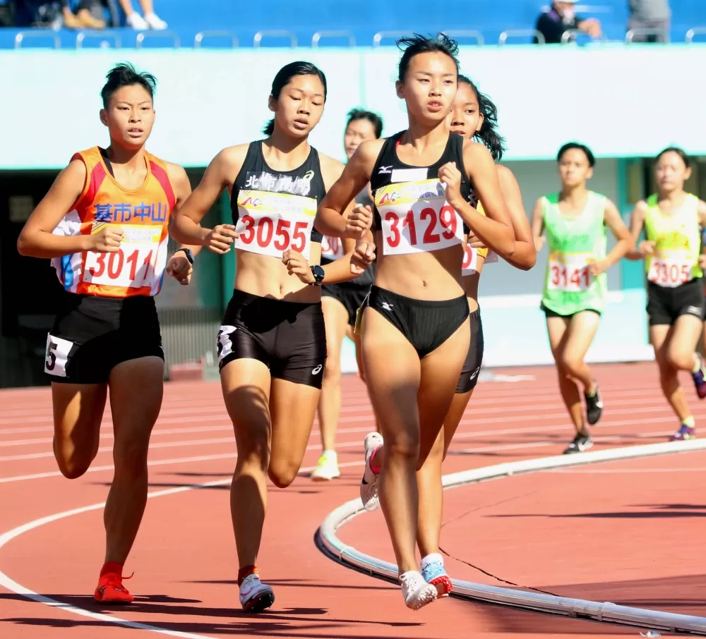 治平高中徐苡絜(前)在高女1500公尺奪金。林嘉欣/攝影。